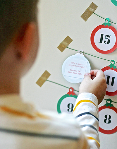 Free printable Christmas joke Advent Calendar - my kids will love this and it'll be so easy to keep up with - score!