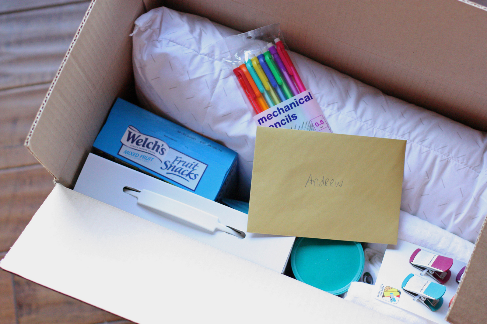 Great ideas for putting together a budget -friendly college gift pack and freshman would love to receive. #spon